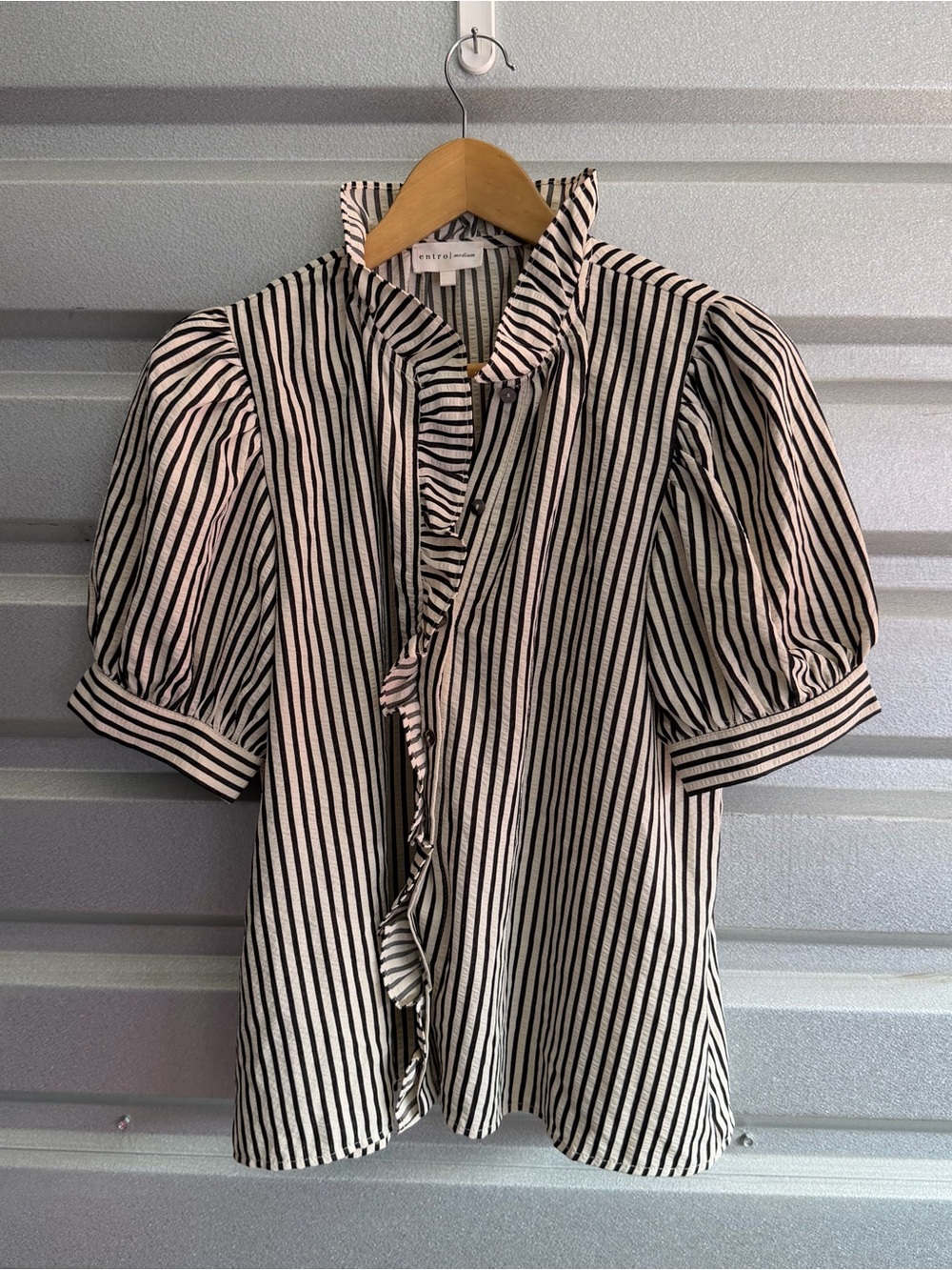 Entro NWOT STRIPED RUFFLE SHORT BUBBLE SLEEVE SHIRT